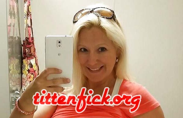 Blonde MILF mit dicken Titten